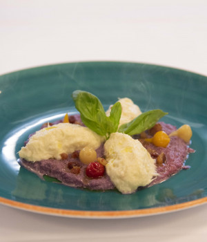 Quenelle di baccalà su purea di cavolo viola affumicato, pancetta croccante e peperoni piccanti