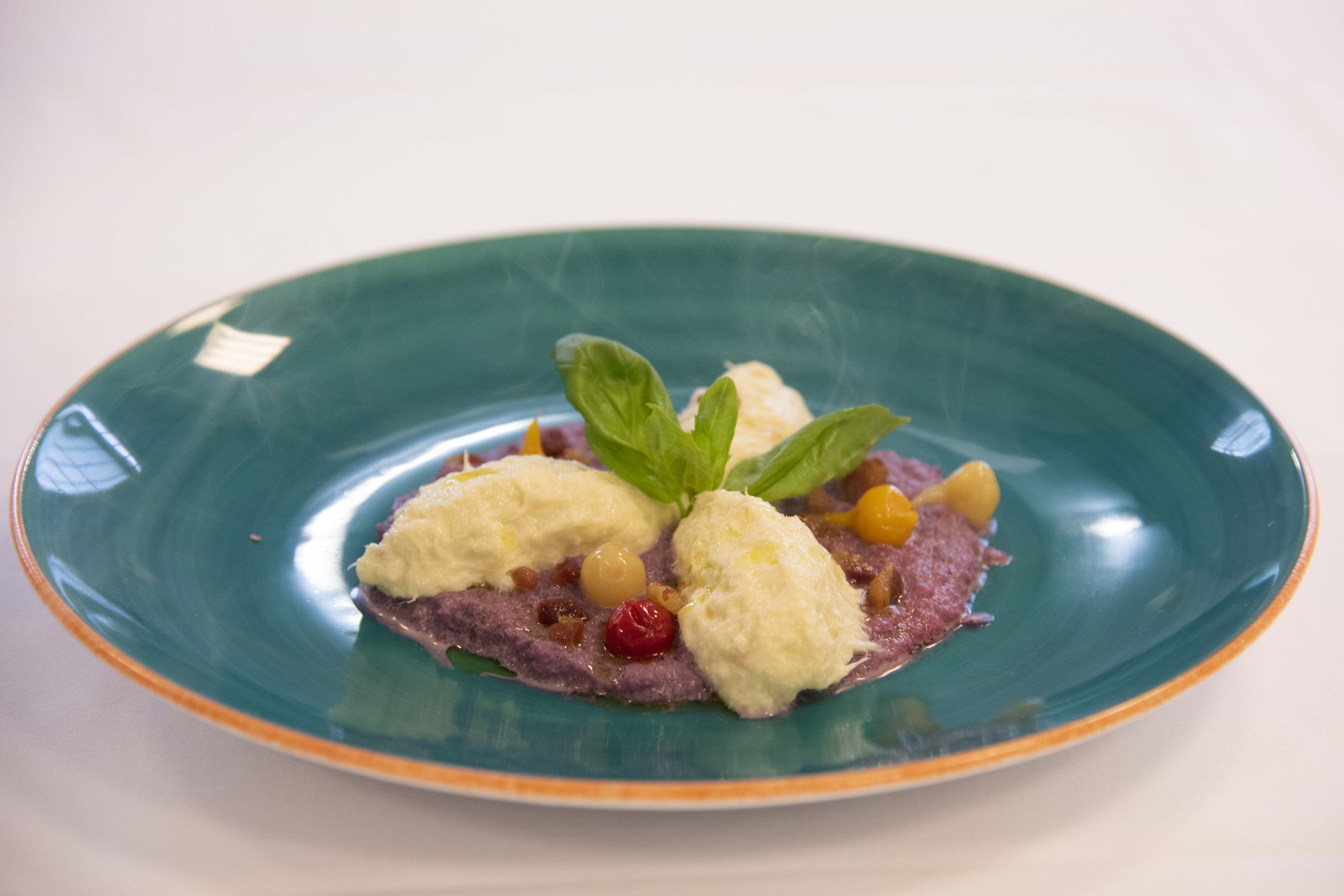 Quenelle di baccalà su purea di cavolo viola affumicato, pancetta croccante e peperoni piccanti