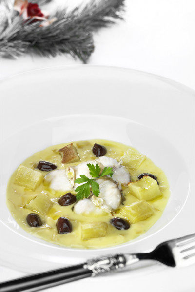 Rana pescatrice con olive e patate su crema di fonduta e porri