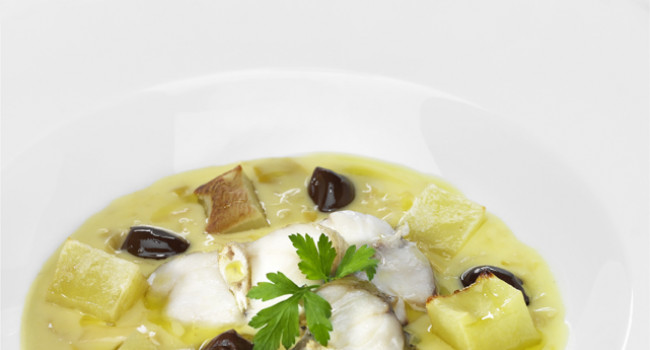Rana pescatrice con olive e patate su crema di fonduta e porri