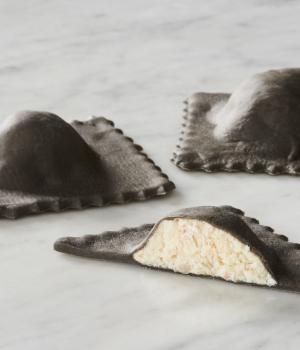 RAVIOLI AL NERO DI SEPPIA CON MAZZANCOLLE E PESTO DI AGRUMI