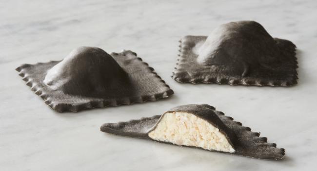 RAVIOLI AL NERO DI SEPPIA CON MAZZANCOLLE E PESTO DI AGRUMI