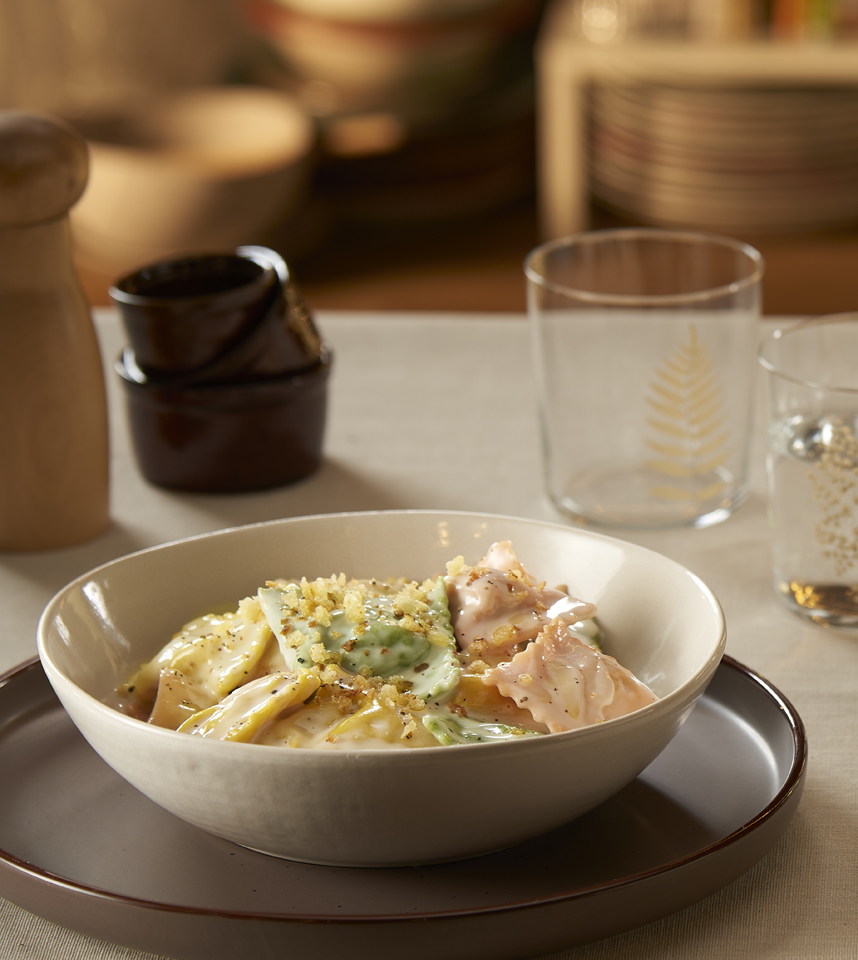 HARLEKIN-RAVIOLI MIT „GRANCREMA“ MIT RAGUSANO-KÄSE UND KNUSPRIGEN BROTKRUMEN