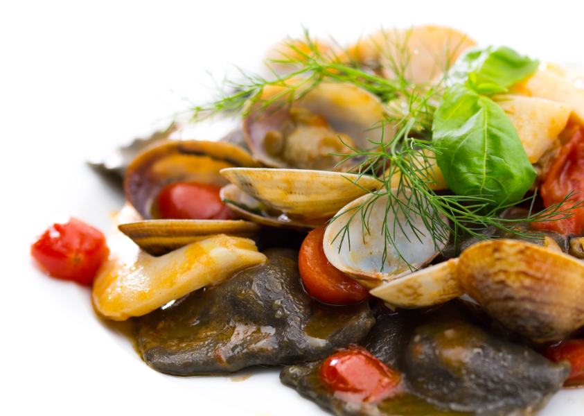 RAVIOLI NERI AL PERSICO CON VONGOLE VERACI, SEPPIE E POMODORINI