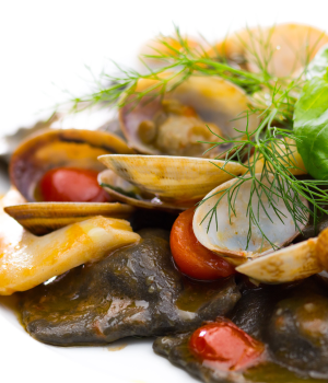 RAVIOLI NERI AL PERSICO CON VONGOLE VERACI, SEPPIE E POMODORINI
