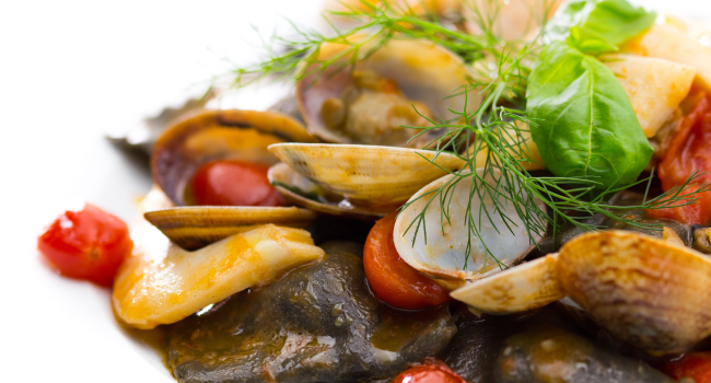 RAVIOLI NERI AL PERSICO CON VONGOLE VERACI, SEPPIE E POMODORINI