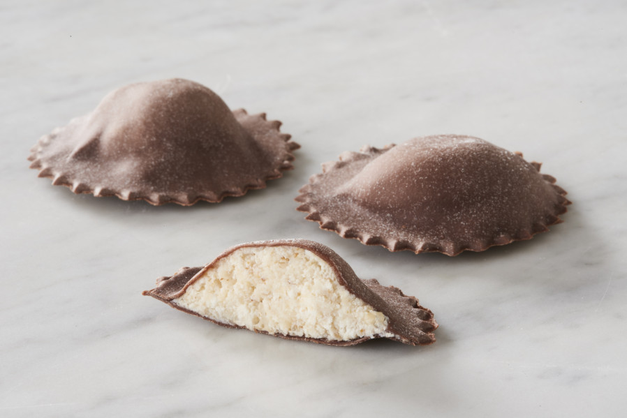 Raviolis ronds au cacao avec noix et gorgonzola