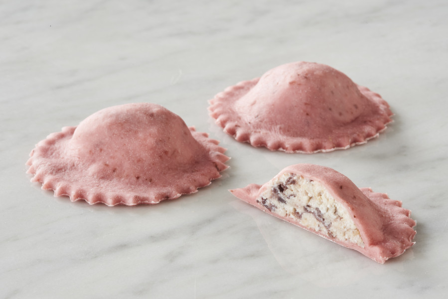 Raviolis ronds à la betterave avec chicorée et noix