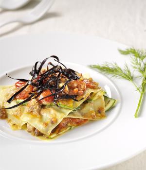 RAVIOLO APERTO CON ZUCCHINE,  PESCE SPADA E DADOLATA DI VERDURE