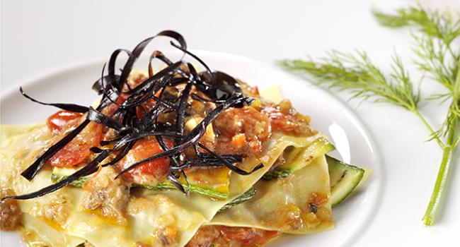 RAVIOLO APERTO CON ZUCCHINE,  PESCE SPADA E DADOLATA DI VERDURE