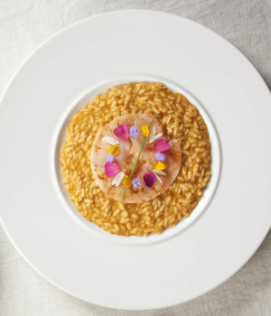 Arroz Carnaroli con bisque de crustáceos y carpaccio de gambas