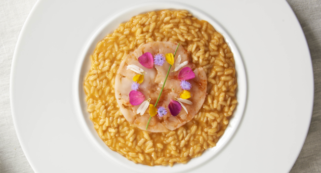 Arroz Carnaroli con bisque de crustáceos y carpaccio de gambas