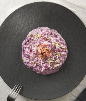 Risotto mit Rotkohl, Stracchino-Käse und knusprigem durchwachsenem Speck