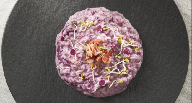 Risotto mit Rotkohl, Stracchino-Käse und knusprigem durchwachsenem Speck