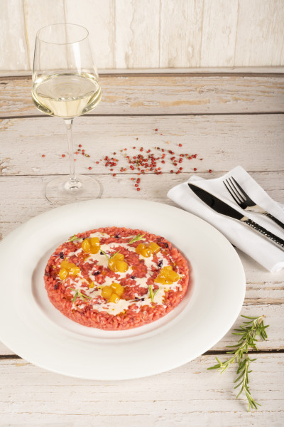 Risotto à la betterave rouge et au magret d'oie fumé avec fondue de pecorino et chutney mangue et poivre rose