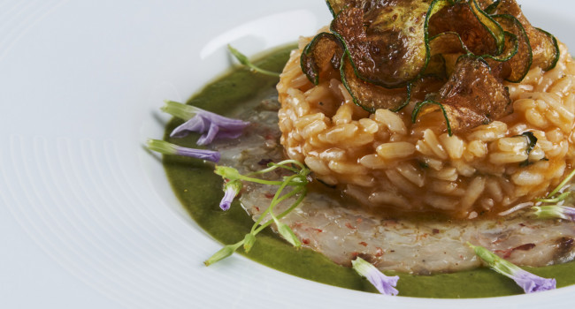 RISOTTO CON ÈBISQUEDICROSTACEI,  CREMA DI ZUCCHINE E TARTARE DI GAMBERO