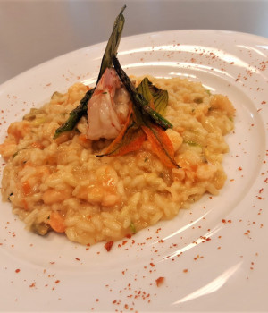 RISOTTO CON MAZZANCOLLE, BISQUE DI CROSTACEI, ASPARAGI E FIORI DI ZUCCA