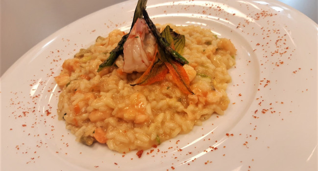 RISOTTO CON MAZZANCOLLE, BISQUE DI CROSTACEI, ASPARAGI E FIORI DI ZUCCA
