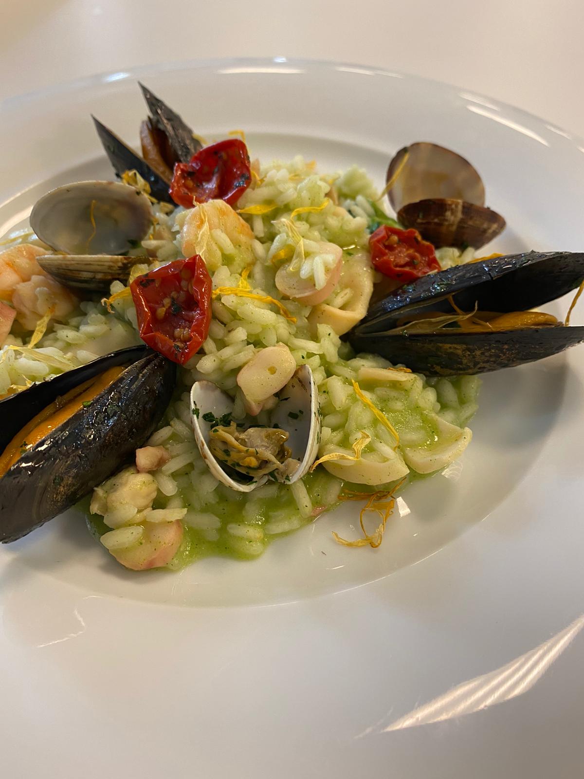 RISOTTO DI MARE CON CREMA DI BROCCOLI E POMODORI DORATI