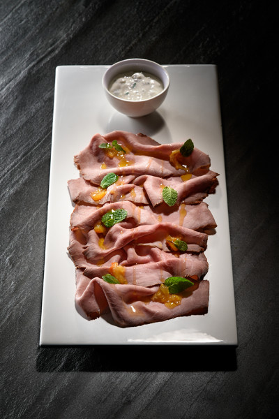 ROAST BEEF CON  SALSA TZATZIKI E SALSARANCIA