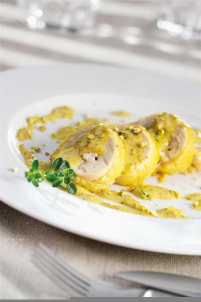 Rollè di pollo ai carciofi in salsa di pistacchi