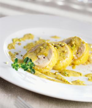 Rollè di pollo ai carciofi in salsa di pistacchi