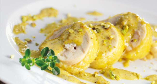 Rollè di pollo ai carciofi in salsa di pistacchi