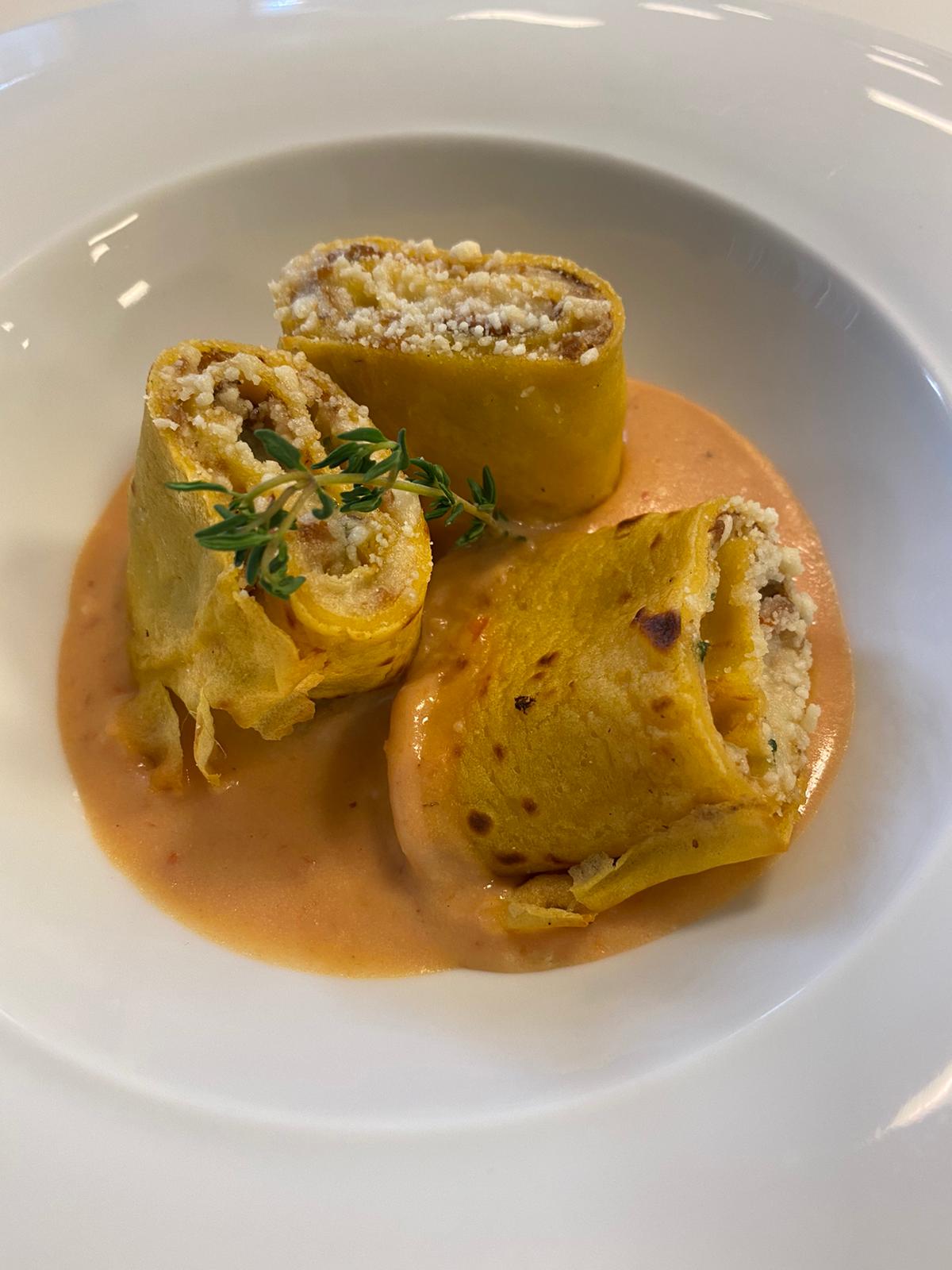 ROSETTE CON RAGÙ BIANCO IN SALSA POMODORINA