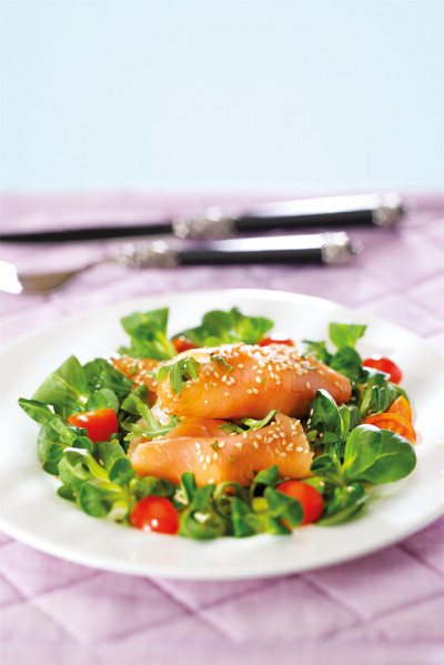 Rotolini di salmone affumicato al sesamo e rucola