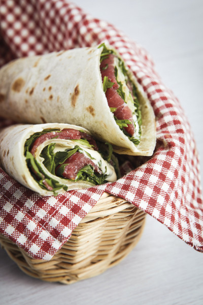 ROTOLO DI PIADINA CON CARNE SALADA E GRANCREMA AL PARMIGIANO
