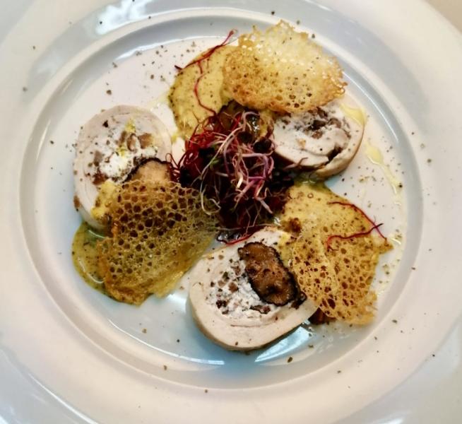Rotolo di pollo ripieno ai funghi e ricotta, zabaione al tartufo e pane croccante
