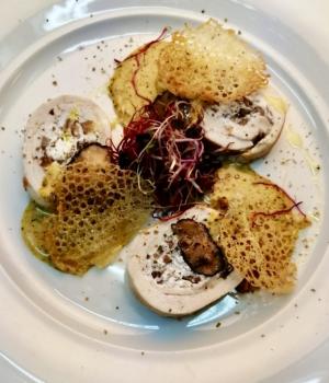 Rotolo di pollo ripieno ai funghi e ricotta, zabaione al tartufo e pane croccante