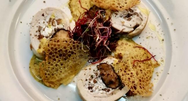 Rotolo di pollo ripieno ai funghi e ricotta, zabaione al tartufo e pane croccante