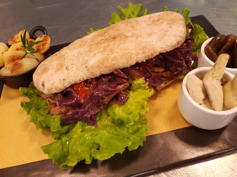 SALTIMBOCCA MIT PULLED PORK, ROTKOHL, PAPRIKASCHOTEN-ORANGEN-SAUCE