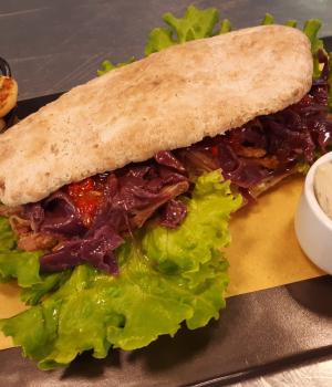 SALTIMBOCCA MIT PULLED PORK, ROTKOHL, PAPRIKASCHOTEN-ORANGEN-SAUCE