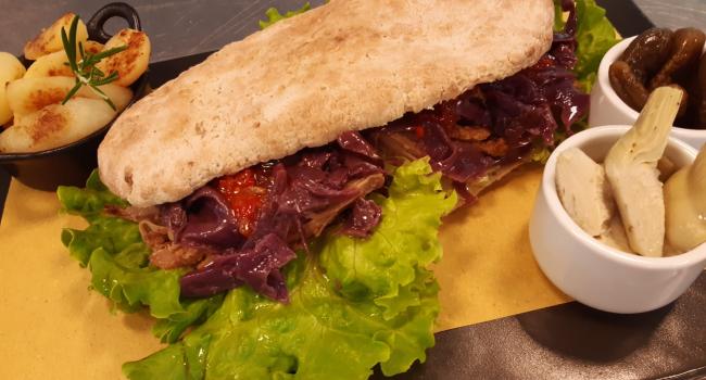 SALTIMBOCCA MIT PULLED PORK, ROTKOHL, PAPRIKASCHOTEN-ORANGEN-SAUCE