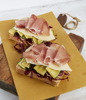 Sandwich mit Speck, Wiesenchampignon- Creme mit Trüffelaroma und Brie