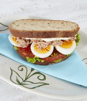 Sandwich mit Thunfisch, Zwiebeln und Eiern