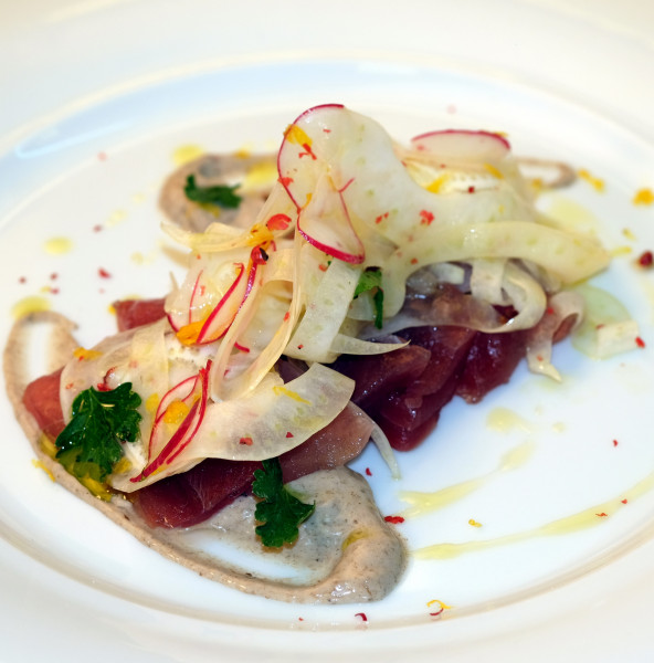 Sashimi di tonno, insalata di finocchio e crema al tartufo