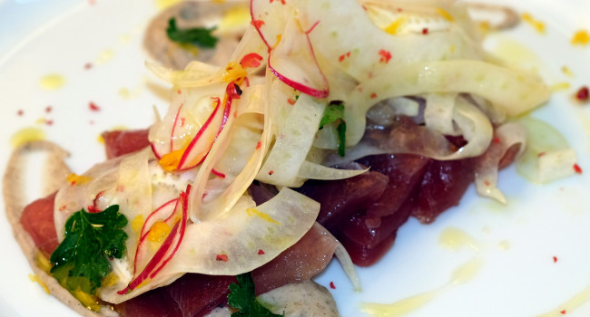 Sashimi di tonno, insalata di finocchio e crema al tartufo