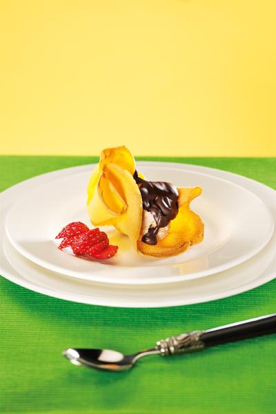 Semifreddo di amaretto in cialda con salsa al cioccolato