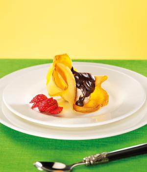 Semifreddo di amaretto in cialda con salsa al cioccolato