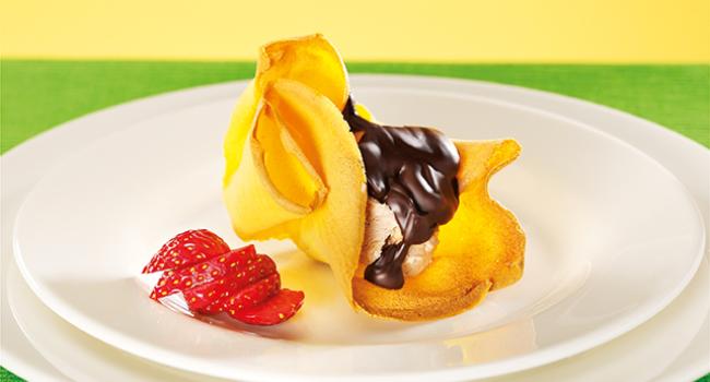 Semifreddo di amaretto in cialda con salsa al cioccolato
