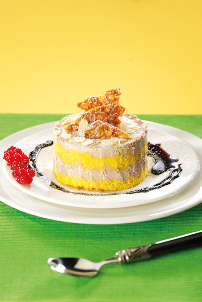 Semifreddo gianduiotto con croccante e salsa al cioccolato