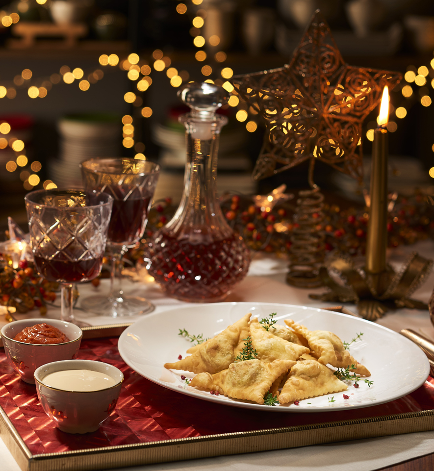 SFOGLIATINE DI FRIARIELLI CON FONDUTA DI PECORINO E SALSA 'NDUJA CALABRESE