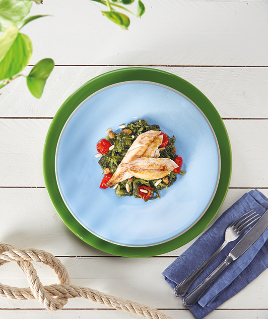 Sgombro su letto di friarielli con pinoli e uvetta