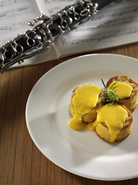 Artichoke soufflè with culatello and saffron sauce