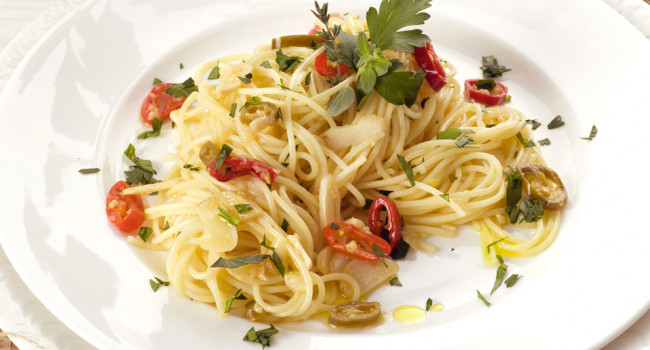 Spaghetti with garlic, olive oil and chili pepper