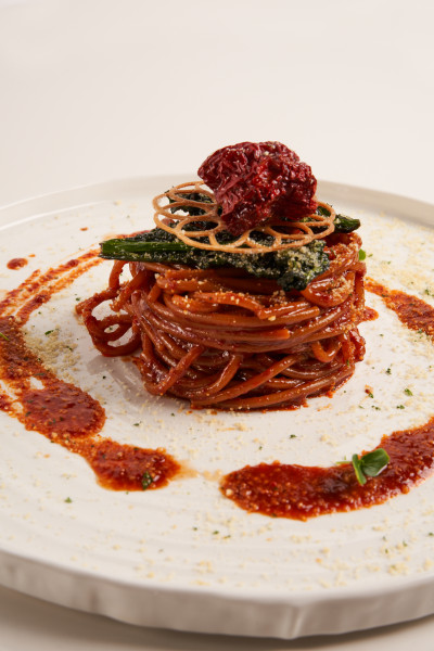 SPAGHETTI AL PEPERONE CRUSCO CON COLATURA DI ALICI E CRUMBLE DI TARALLO