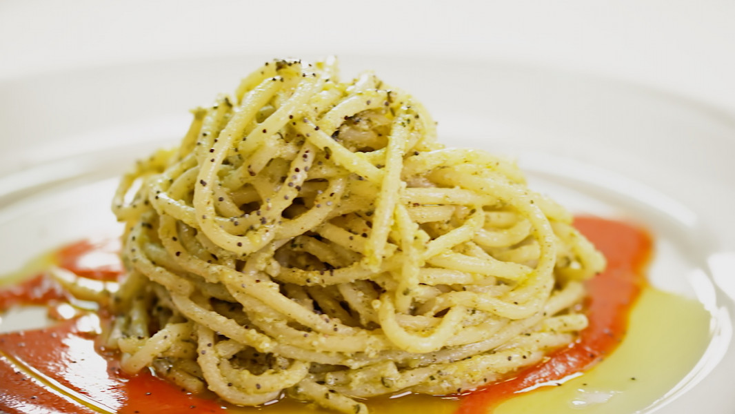 Spaghetti with hemp seed pesto and Pomodorina sauce topped with poppy seeds